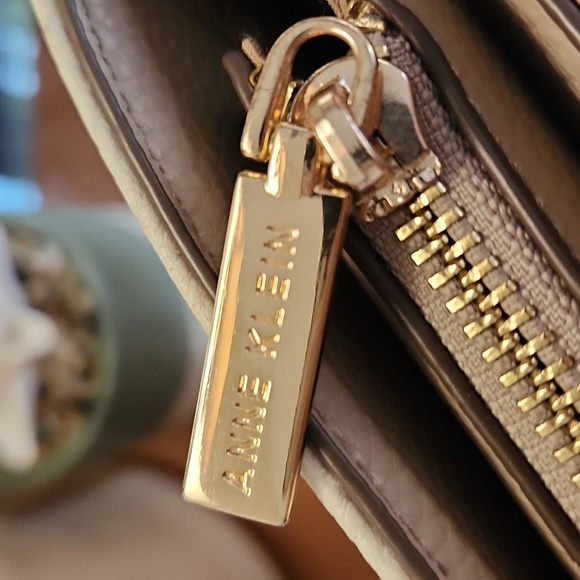 Anne Klein bucket pink and cream bag - Picture 4 of 15